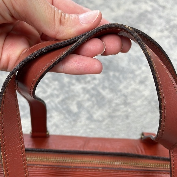 Louis Vuitton Epi Soufflot Kenyan Fawn Brownish Burnt Red Round Baguette - Picture 9 of 17